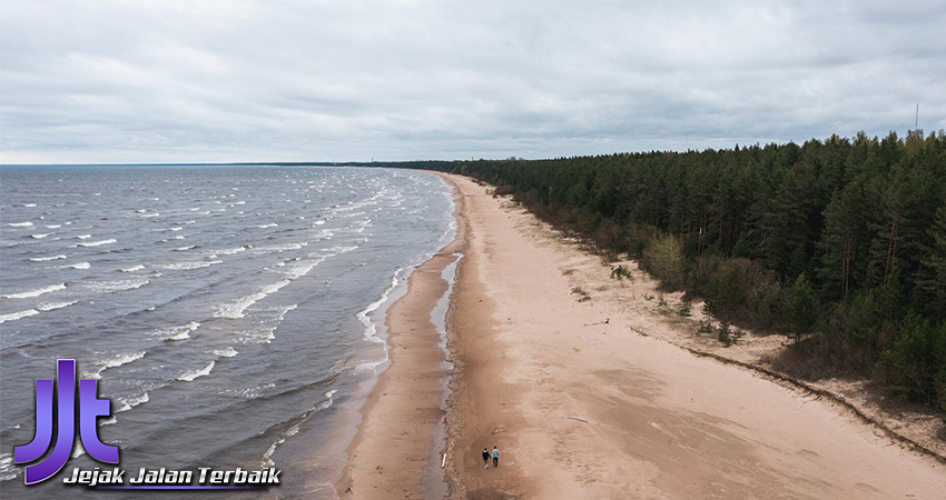 Kesegaran Musim Panas di Pantai Narva-Jõesuu